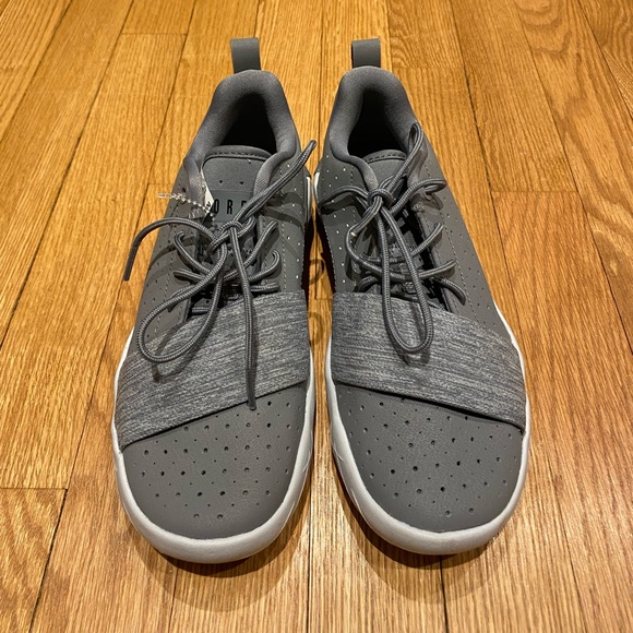 Boys Jordan sneakers size 4 - Picture 2 of 7